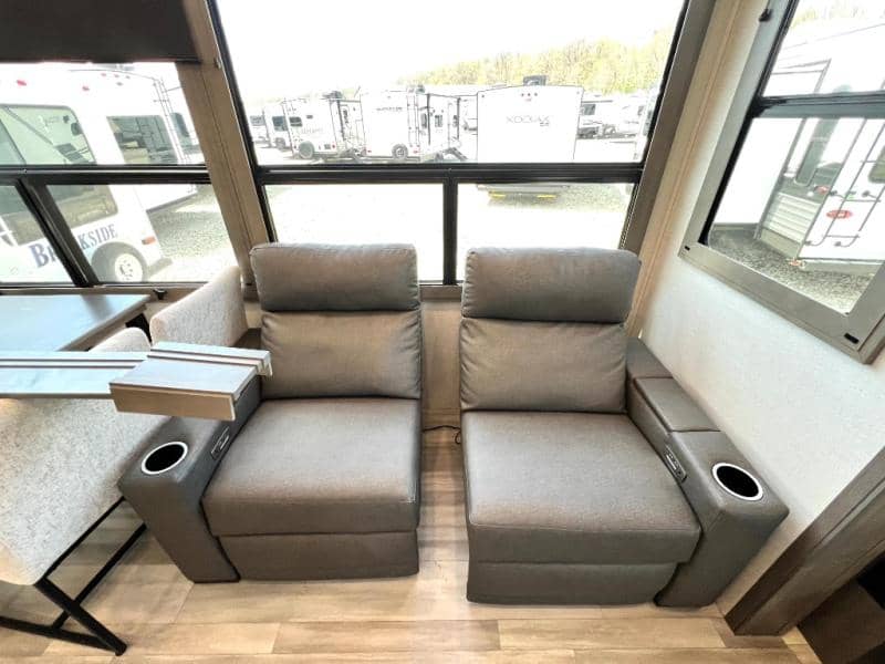 2024 Grand Design 2024 Grand Design Solitude - thumbnail 18