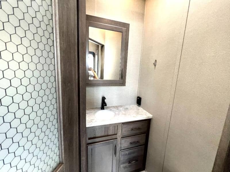 2022 Grand Design 2022 Grand Design Solitude - thumbnail 36