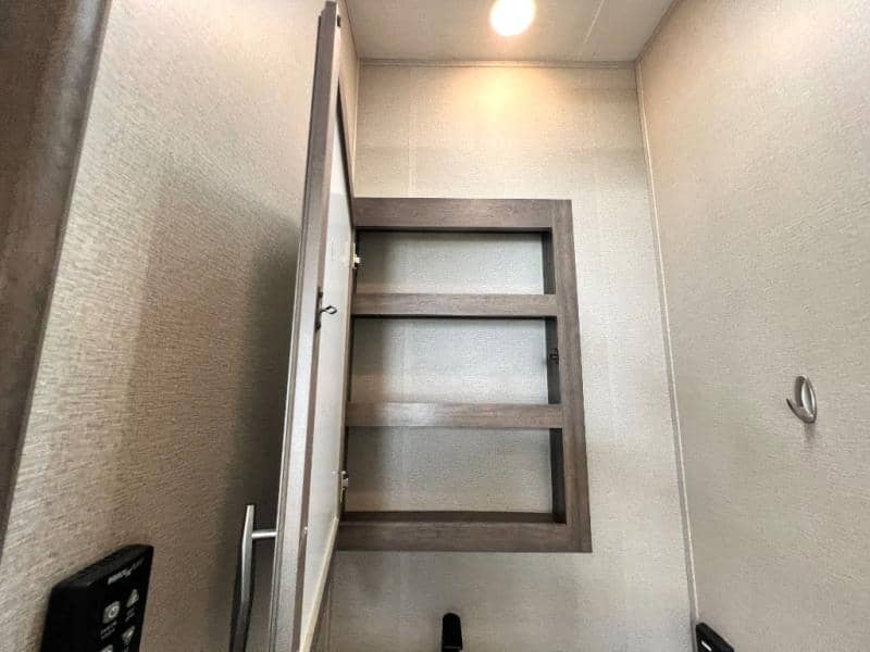 2022 Grand Design 2022 Grand Design Solitude - thumbnail 37