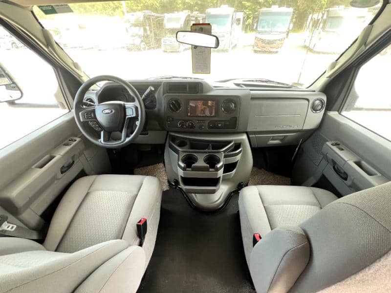 2026 Coachmen 2026 Coachmen Leprechaun - thumbnail 18