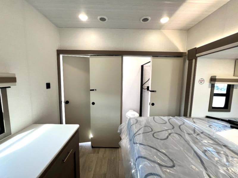 2026 East to West 2026 East to West Alta Toy Hauler - thumbnail 4