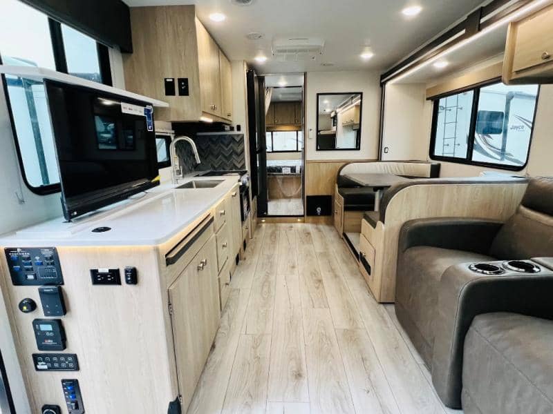 2026 Coachmen 2026 Coachmen Leprechaun - thumbnail 16