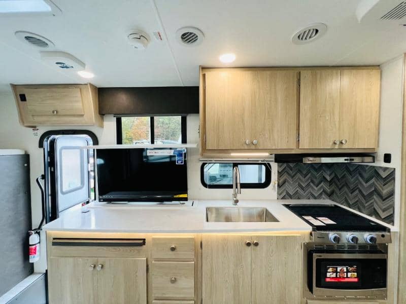 2026 Coachmen 2026 Coachmen Leprechaun - thumbnail 17