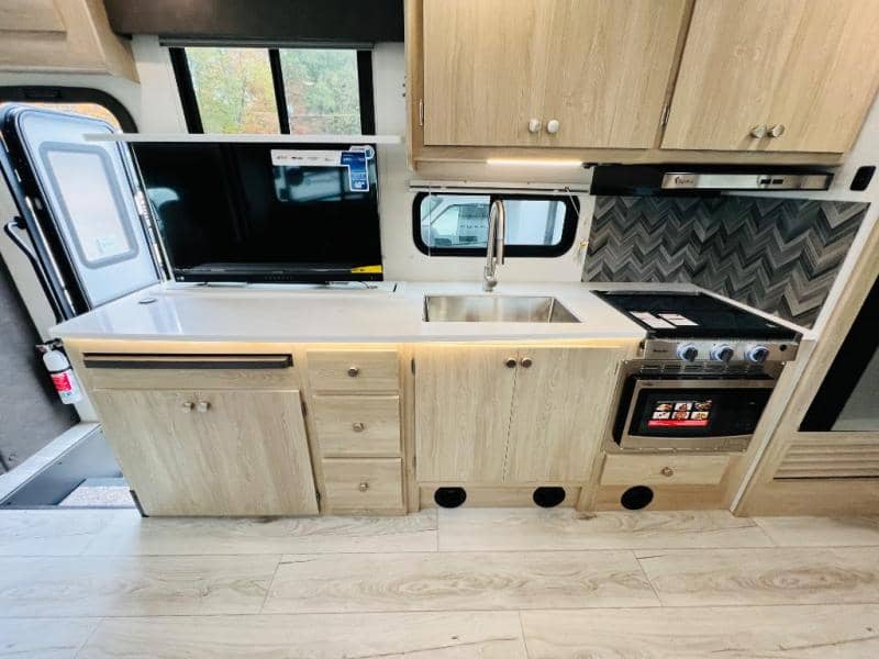 2026 Coachmen 2026 Coachmen Leprechaun - thumbnail 18