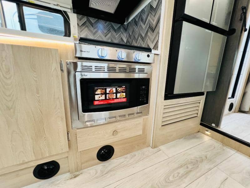 2026 Coachmen 2026 Coachmen Leprechaun - thumbnail 20