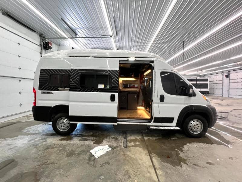 2023 Winnebago 2023 Winnebago Roamer - thumbnail 2