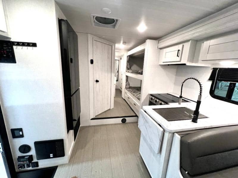 2024 East to West 2024 East to West Entrada - thumbnail 24