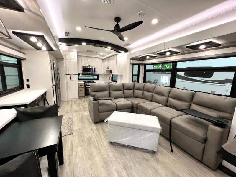 2026 Jayco 2026 Jayco Pinnacle - thumbnail 3