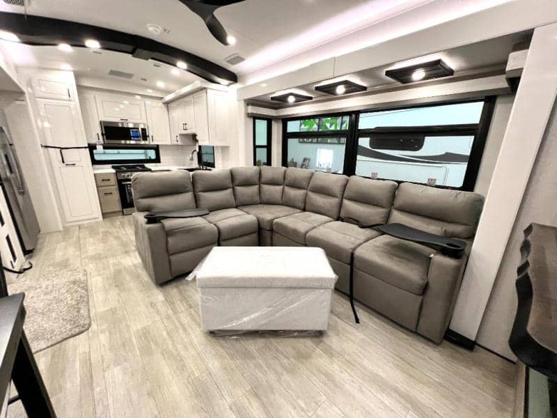 2026 Jayco 2026 Jayco Pinnacle - thumbnail 4