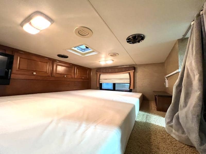 2013 Thor Motor Coach 2013 Thor Motor Coach Outlaw - thumbnail 45