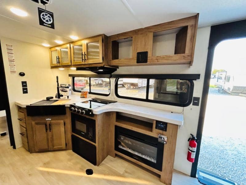 2025 Forest River 2025 Forest River Cherokee Grey Wolf - thumbnail 26