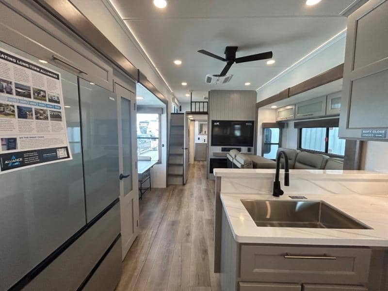 2026 Alliance RV 2026 Alliance RV Paradigm - thumbnail 18