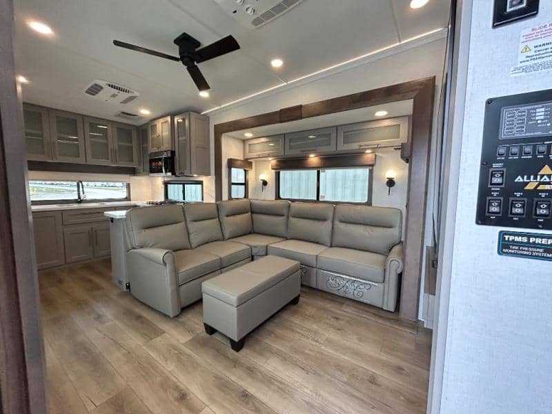 2026 Alliance RV 2026 Alliance RV Paradigm - thumbnail 18