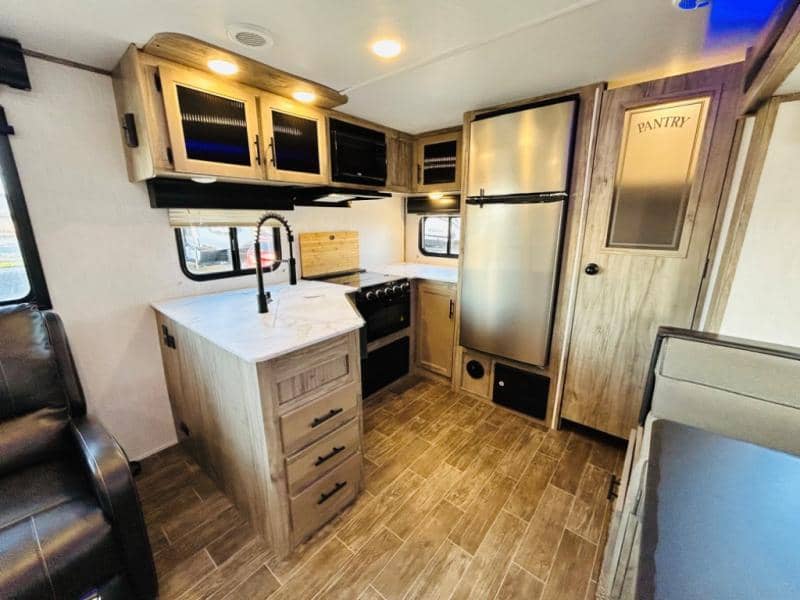 2021 Forest River 2021 Forest River Cherokee Alpha Wolf - thumbnail 6