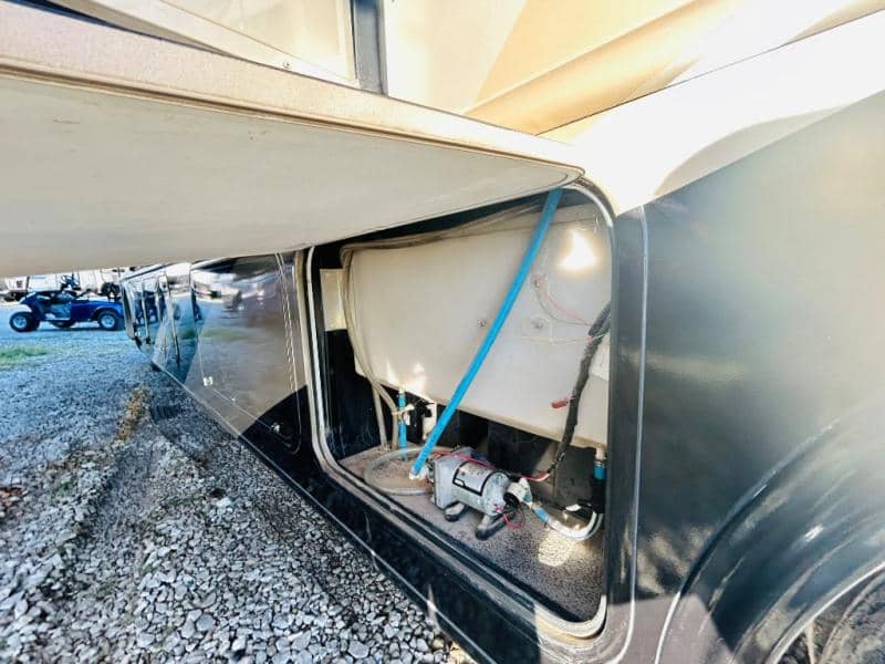 2011 Thor Motor Coach 2011 Thor Motor Coach Hurricane - thumbnail 4