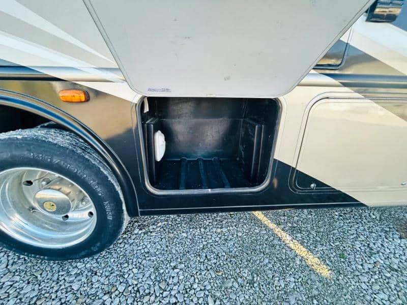 2011 Thor Motor Coach 2011 Thor Motor Coach Hurricane - thumbnail 8