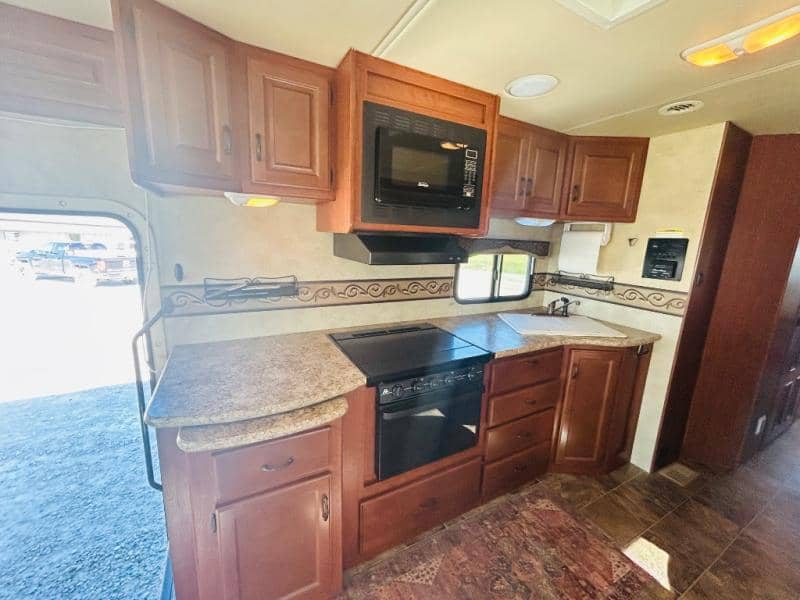 2011 Thor Motor Coach 2011 Thor Motor Coach Hurricane - thumbnail 18