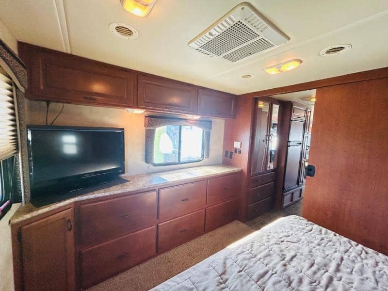 2011 Thor Motor Coach 2011 Thor Motor Coach Hurricane - thumbnail 33