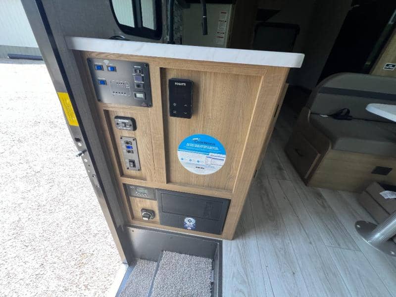 2025 Coachmen 2025 Coachmen Leprechaun - thumbnail 13