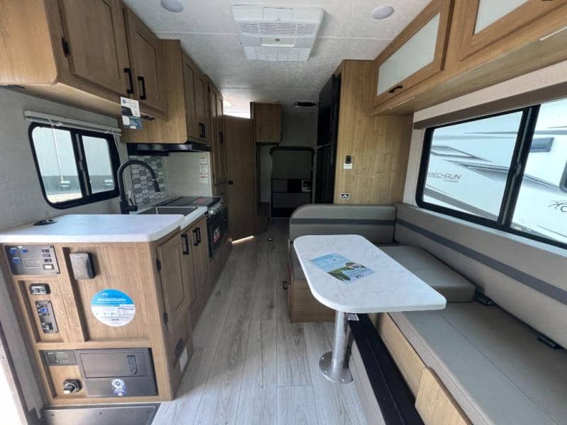 2025 Coachmen 2025 Coachmen Leprechaun - thumbnail 18