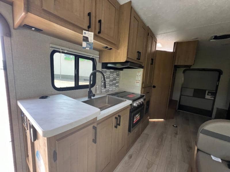 2025 Coachmen 2025 Coachmen Leprechaun - thumbnail 20