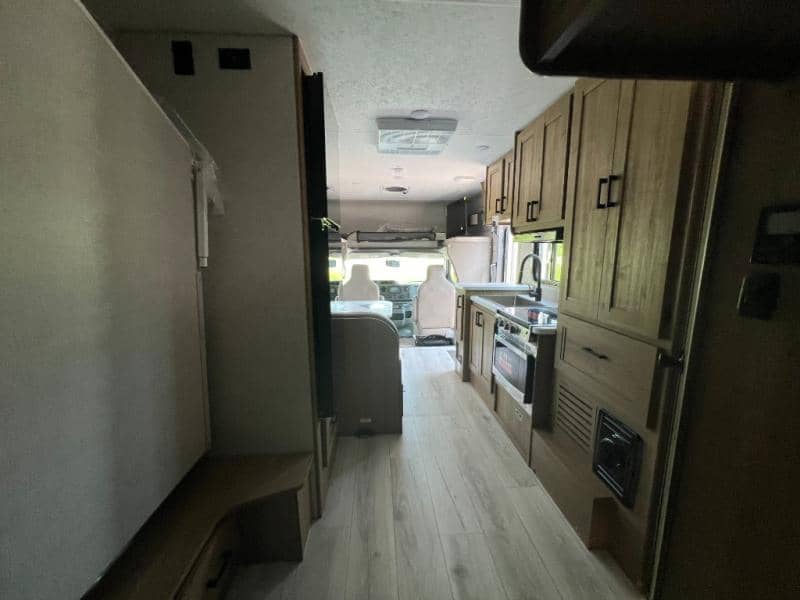 2025 Coachmen 2025 Coachmen Leprechaun - thumbnail 42