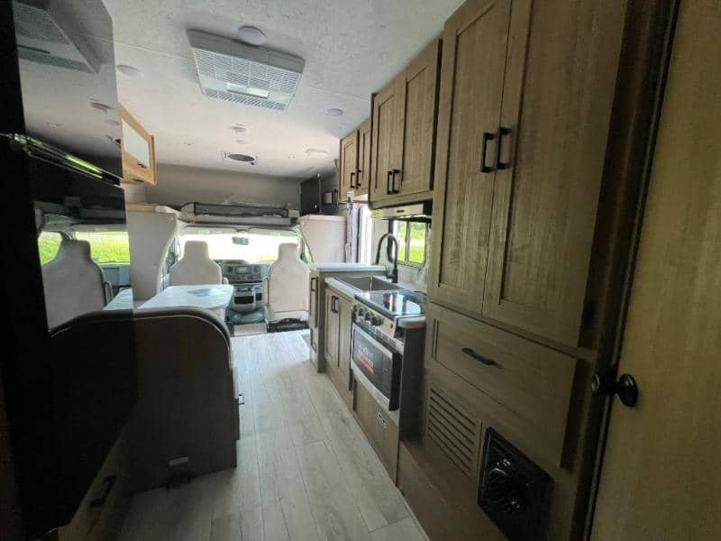 2025 Coachmen 2025 Coachmen Leprechaun - thumbnail 43