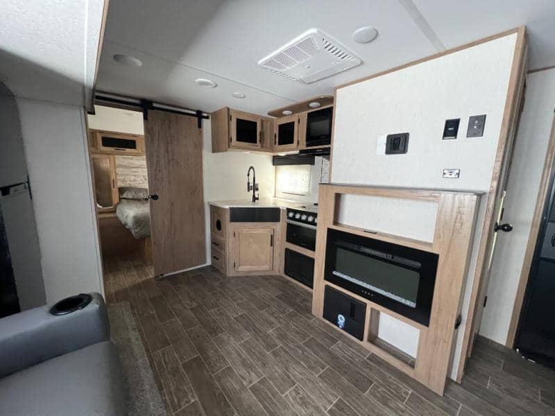 2023 Forest River 2023 Forest River Cherokee Alpha Wolf - thumbnail 4