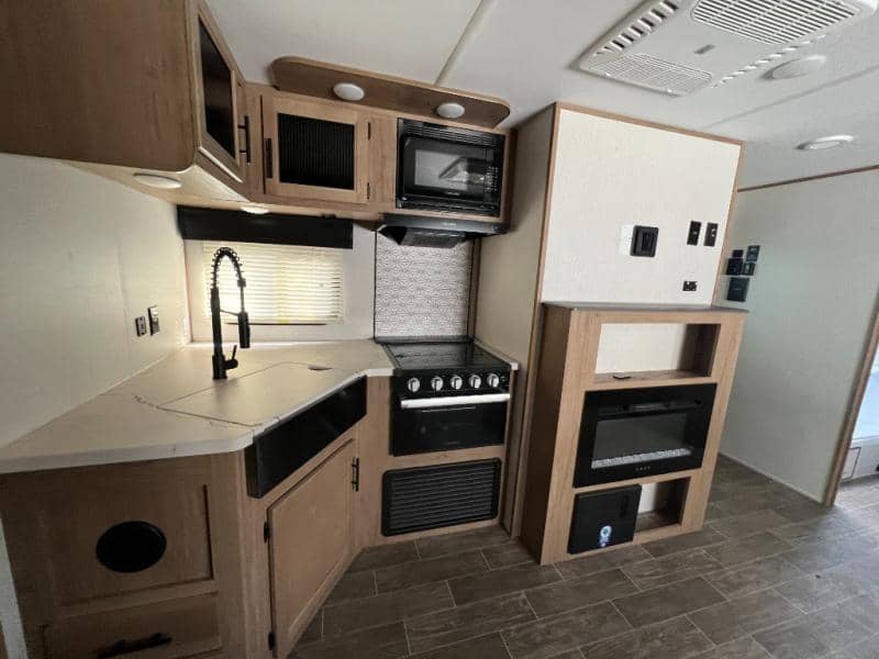 2023 Forest River 2023 Forest River Cherokee Alpha Wolf - thumbnail 5