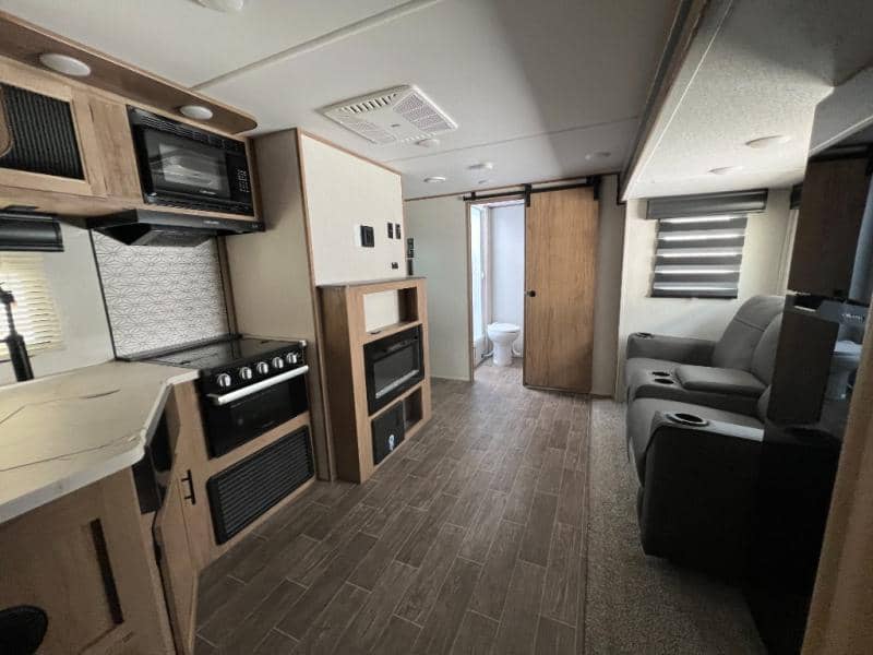 2023 Forest River 2023 Forest River Cherokee Alpha Wolf - thumbnail 6