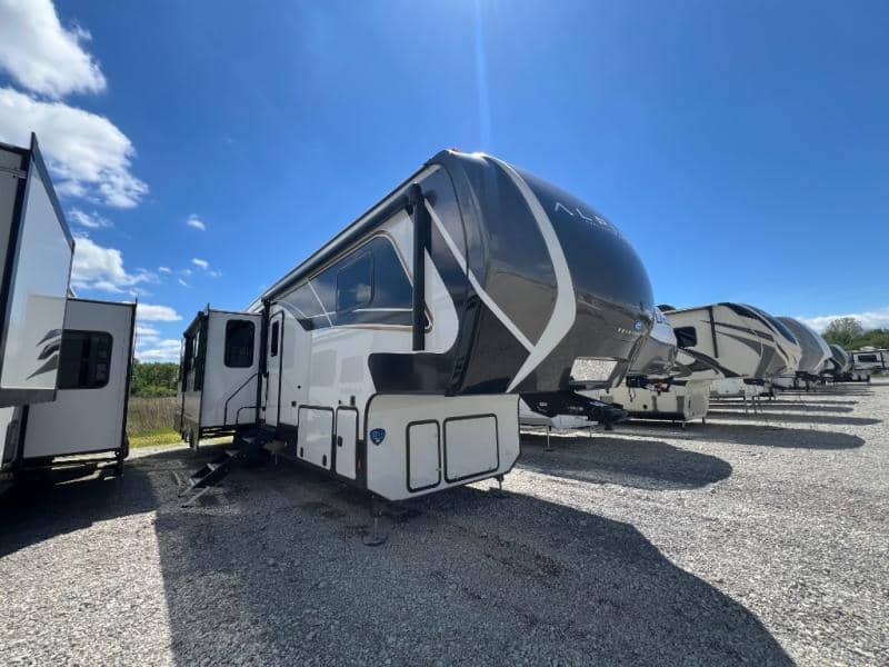 2025 Keystone RV 2025 Keystone RV Alpine Avalanche Edition - thumbnail 3