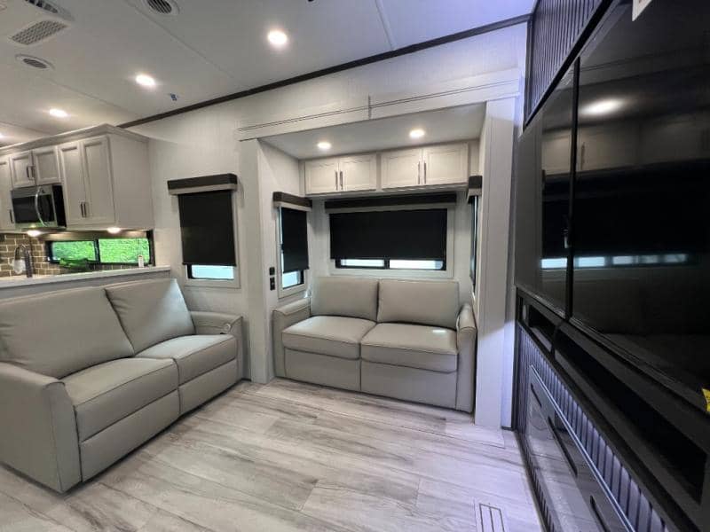 2025 Keystone RV 2025 Keystone RV Alpine Avalanche Edition - thumbnail 18