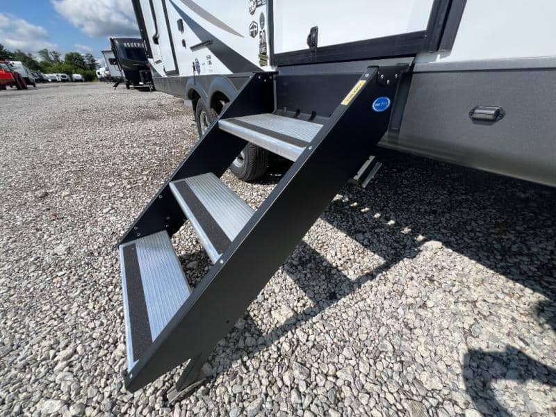 2025 Forest River 2025 Forest River Rockwood Ultra Lite - thumbnail 8