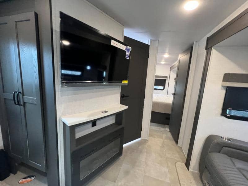 2025 Forest River 2025 Forest River Rockwood Ultra Lite - thumbnail 27