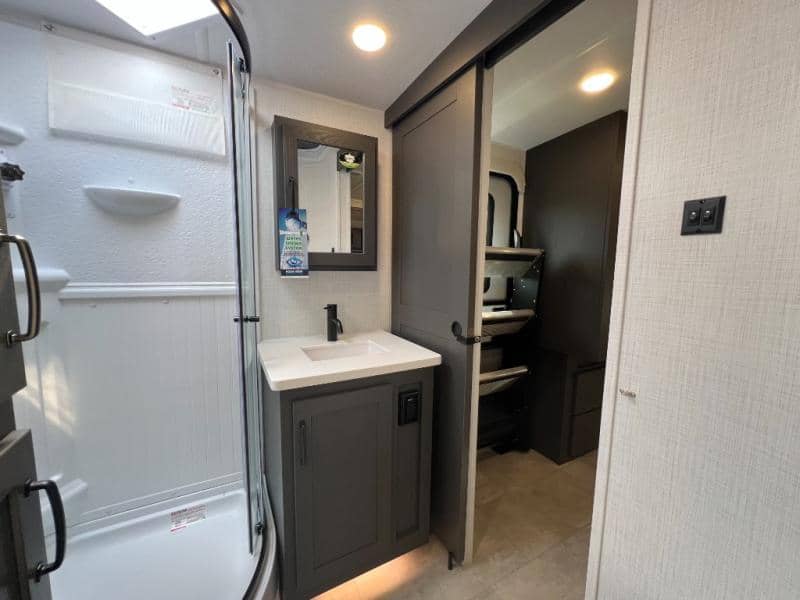 2025 Forest River 2025 Forest River Rockwood Ultra Lite - thumbnail 32