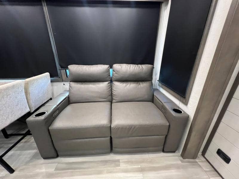 2023 Grand Design 2023 Grand Design Solitude - thumbnail 15