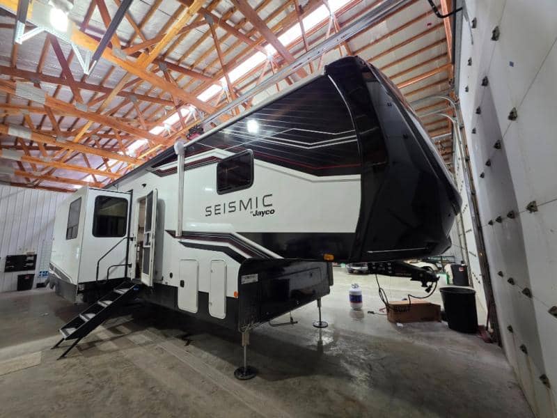 2026 Jayco 2026 Jayco Seismic Toy Hauler - thumbnail 3