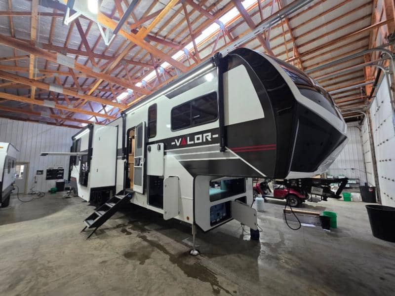 2026 Alliance RV 2026 Alliance RV Valor - thumbnail 1