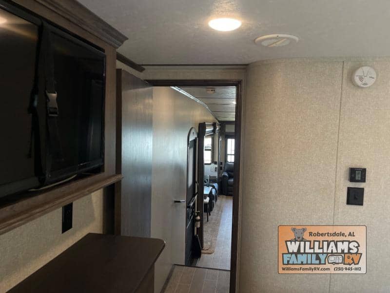 2019 Keystone RV 2019 Keystone RV Montana - thumbnail 4