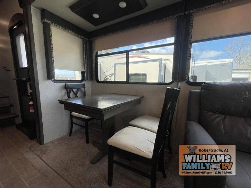 2019 Keystone RV 2019 Keystone RV Montana - thumbnail 18