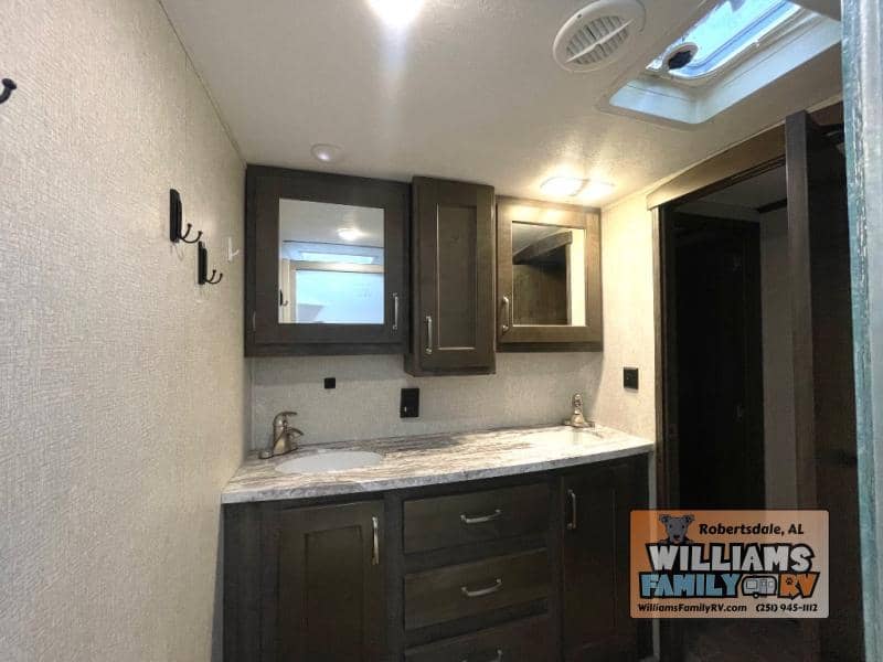 2019 Keystone RV 2019 Keystone RV Montana - thumbnail 27
