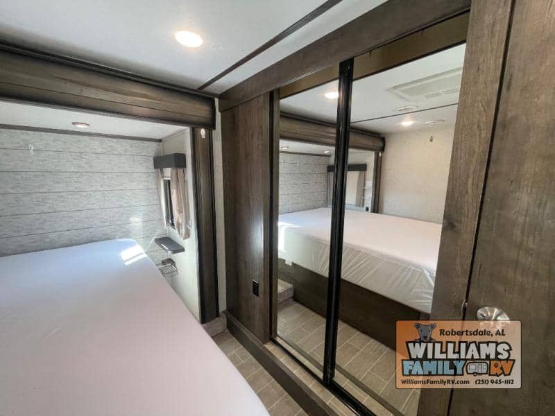 2019 Keystone RV 2019 Keystone RV Montana - thumbnail 31