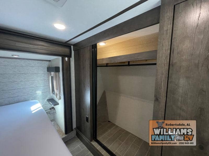 2019 Keystone RV 2019 Keystone RV Montana - thumbnail 32