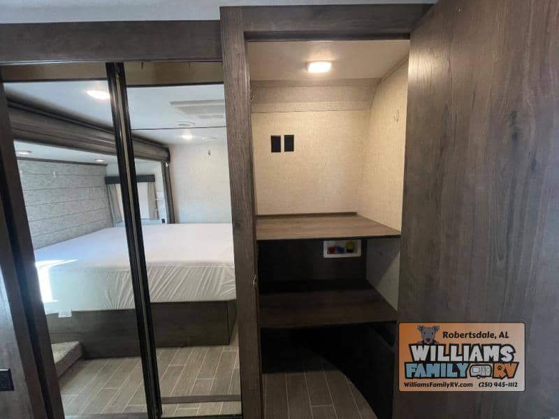 2019 Keystone RV 2019 Keystone RV Montana - thumbnail 33