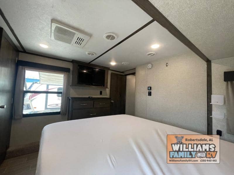 2019 Keystone RV 2019 Keystone RV Montana - thumbnail 34