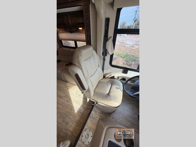 2017 Thor Motor Coach 2017 Thor Motor Coach Hurricane - thumbnail 6