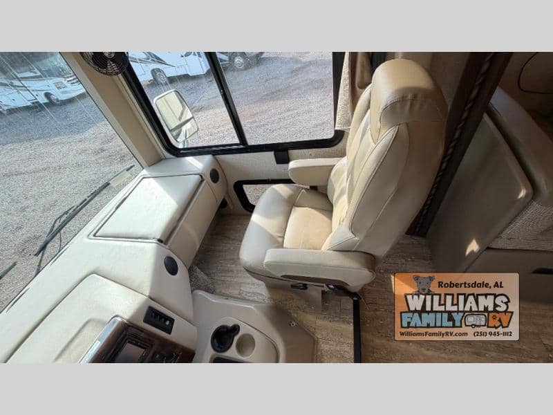 2017 Thor Motor Coach 2017 Thor Motor Coach Hurricane - thumbnail 8