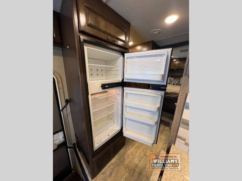 2017 Thor Motor Coach 2017 Thor Motor Coach Hurricane - thumbnail 18