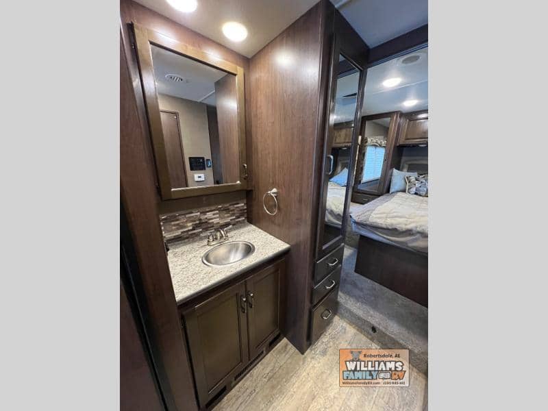 2017 Thor Motor Coach 2017 Thor Motor Coach Hurricane - thumbnail 19