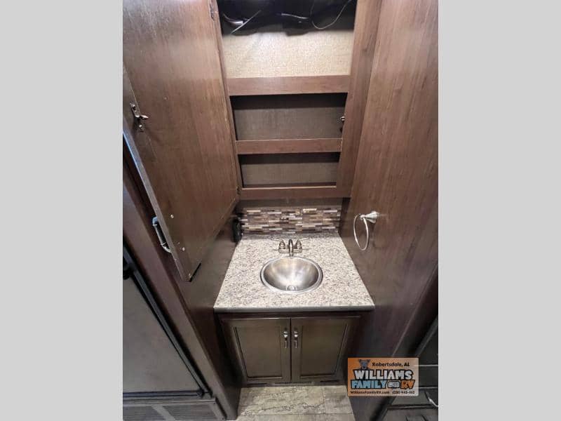 2017 Thor Motor Coach 2017 Thor Motor Coach Hurricane - thumbnail 25